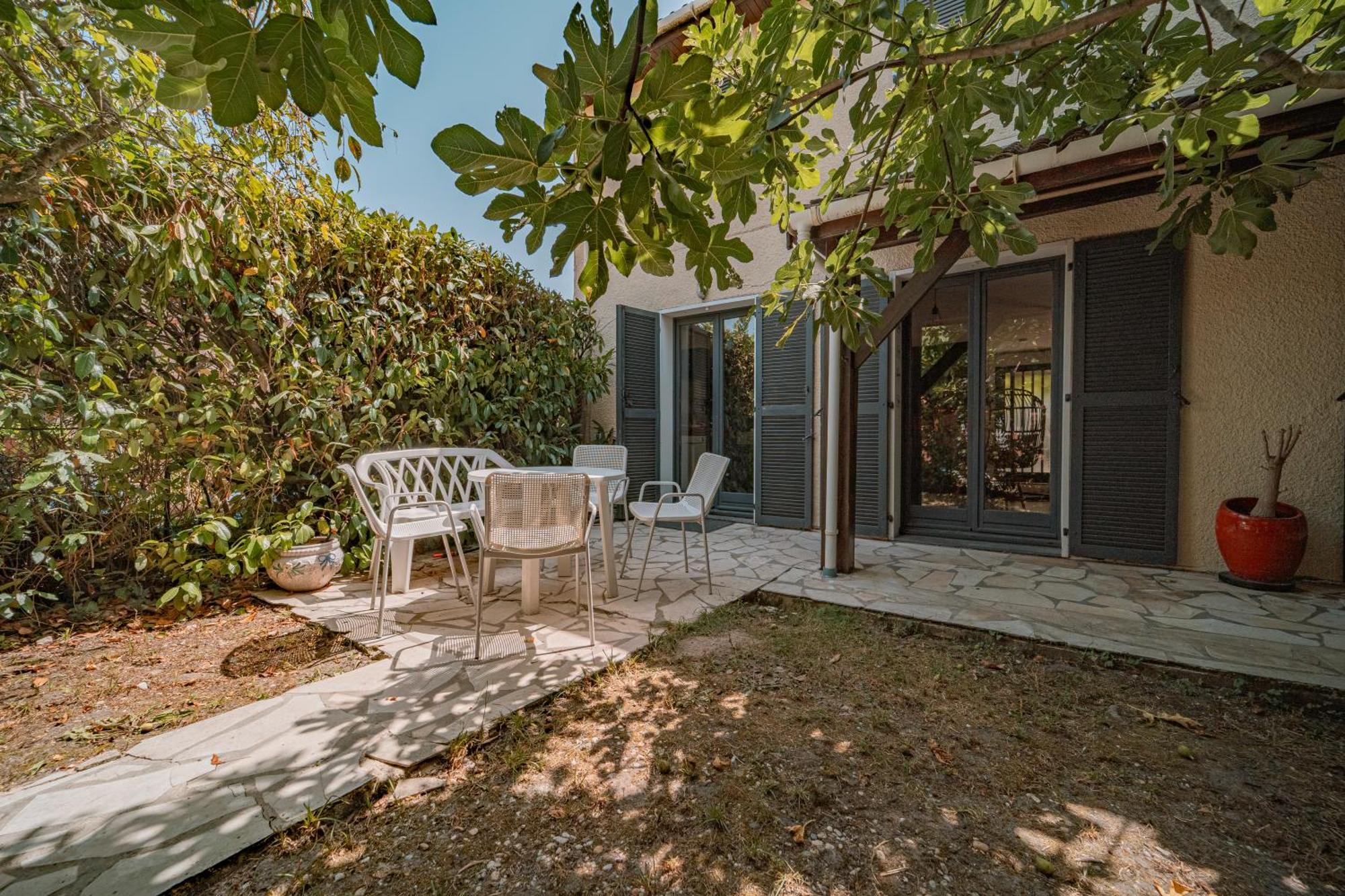 Maison Et Jardin Au Domaine Universitaire